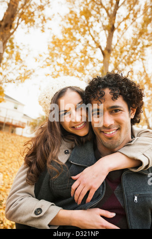 Paar umarmt im Herbst Blätter Stockfoto