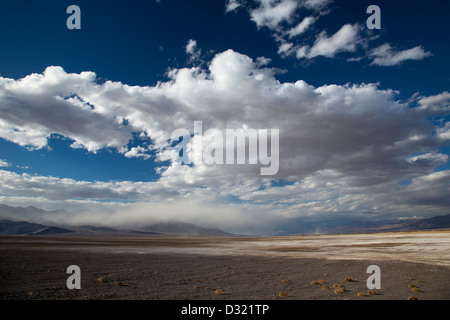 Death Valley Nationalpark, Kalifornien - ein Sandsturm über Death Valley und der Panamint Mountains. Stockfoto