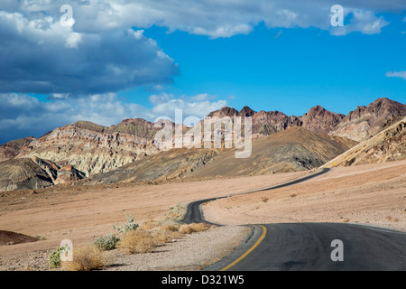 Death Valley Nationalpark, Kalifornien - Artists Drive, eine Panoramastraße durch bunte vulkanische und sedimentären Hügel. Stockfoto