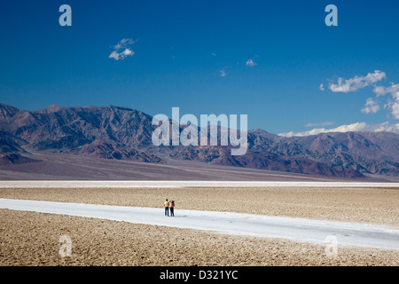 Death Valley Nationalpark, Kalifornien - Touristen auf dem Salz flachen in Badwater Basin. Stockfoto