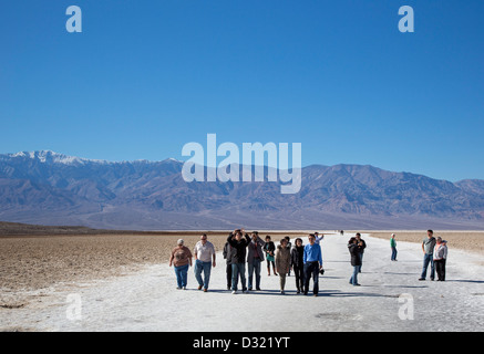 Death Valley Nationalpark, Kalifornien - Touristen auf dem Salz flachen in Badwater Basin. Stockfoto