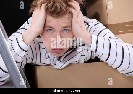 Überfordert Man am Umzugstag Stockfoto