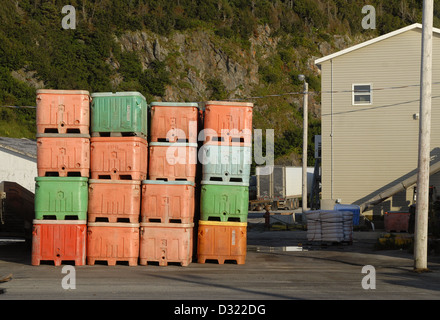 Fisch-Kisten gestapelt in einem Hafen auf der nördlichen Halbinsel, Neufundland Stockfoto