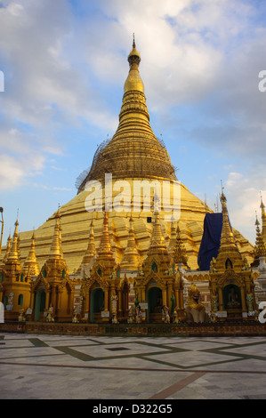 Die wichtigsten vergoldete goldene Stupa auf Shwedagon Paya, Yangon, Myanmar Stockfoto