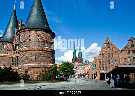 Holstentor und Str. Marys Kirche, Lübeck, Deutschland Stockfoto