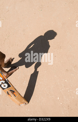 Schatten des jungen mit einem Cricket-Schläger. Indien Stockfoto