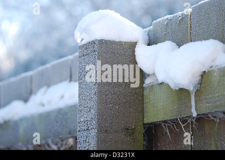 Ein Stück unberührte unberührten Schnee auf einem hölzernen Zaun bedeckt mit dicken Frost und Spider Webs mit kühlen Blautönen knackig weiß Stockfoto