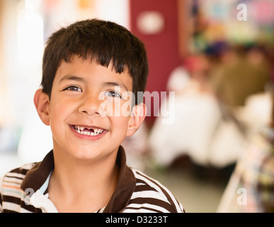 Hispanische junge lächelnd mit Lücke in seinen Zähnen Stockfoto