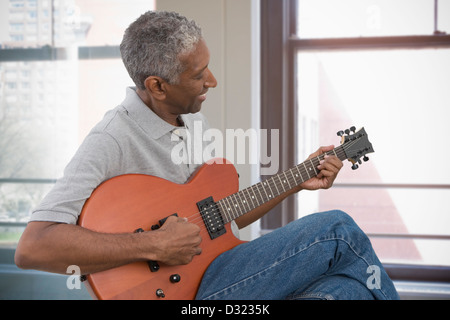 Gemischte Rassen Mann spielt e-Gitarre Stockfoto