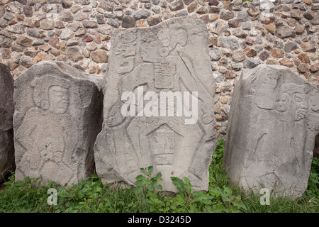 Steinschnitzereien namens Danzantes (Tänzer) am Monte Albán, Oaxaca, Mexiko. Stockfoto