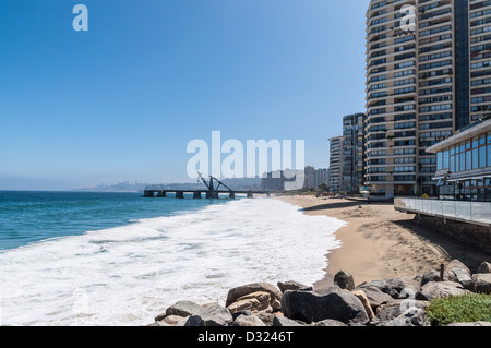 Blick auf den Strand von Viña Del Mar in Chile. Stockfoto