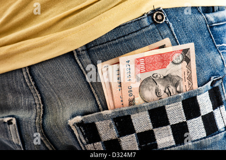 Rupie Notizen in einem Indischen mans Jean Gesäßtasche. Indien Stockfoto