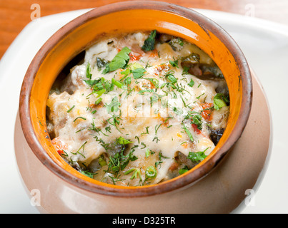 Gebratene Kartoffelscheiben in rustikalen Tontopf Stockfoto