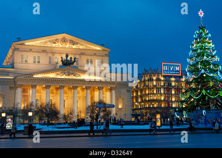 Das Bolschoi Theater Gebäude leuchtet in der Dämmerung im Winter. Moskau, Russland. Stockfoto