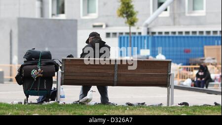 Ein Obdachloser Mann sitzt auf der Bank am Hauptbahnhof in Barcelona, Spanien, 21. Januar 2013. Foto: Fabian Stratenschulte Stockfoto