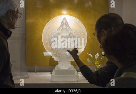 6. Februar 2013 - Los Angeles, Kalifornien (CA, USA - Besucher Blick auf Künstler Loretta H. Yang arbeiten '' Guangyin der tausend Arme und Augen '' während Liuli Blüten Bodhi-Geist - Spring Festival Sonderausstellung am Mittwoch, Februar 6, 2013 in Los Angeles, Kalifornien. Dies war die erste Rendern der Guanyin Wandmalerei in dreidimensionalen Liuli und der weltweit größten Liuli Buddha aus dem Wachsausschmelzverfahren Technik erstellt. Seine Bedeutung nicht unbemerkt - Corning Museum des Glases kennzeichnete die Skulptur in seiner 2008 neue Glas-Überprüfung. Die Ausstellung im Fo Guang Shang Shan seine Lai Tem Stockfoto