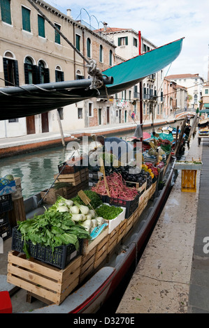 Obst und Gemüse Verkäufer auf einem Schiff auf Rio De San Barnaba neben Fondamenta Girardini und Ponte Dei Pugni, Dorsoduro, Venedig, Italien. Stockfoto