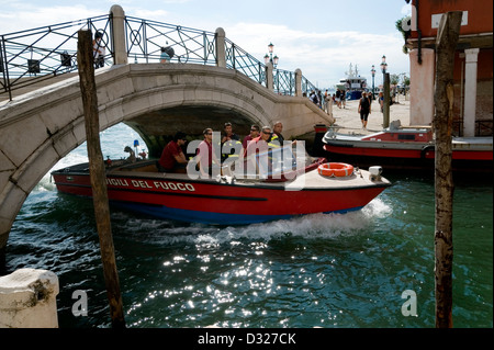 Ein Feuer-Boot betritt den Rio di San Trovaso, Dorsoduro, Venedig, Italien. Stockfoto