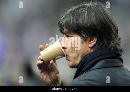 Deutschlands Trainer Joachim Loew Getränke einen Kaffee vor der internationalen freundlich Fußball match Frankreich vs. Deutschland im Stade de France in Paris, Frankreich, 6. Februar 2013. Foto: Andreas Gebert/dpa Stockfoto