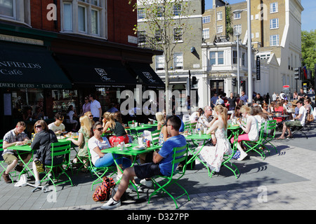 Das French Quarter in South Kensington, es ist Cafés sind ein bekannter Treffpunkt für alle Völker, die die europäischen Outdoor-Atmosphäre genießen Stockfoto