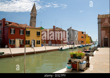 Der Campanile von Chiesa San Martino gesehen über den Rio De La Giudecca von Fondamenta Della Giudecca, Burano, Venedig, Italien. Stockfoto