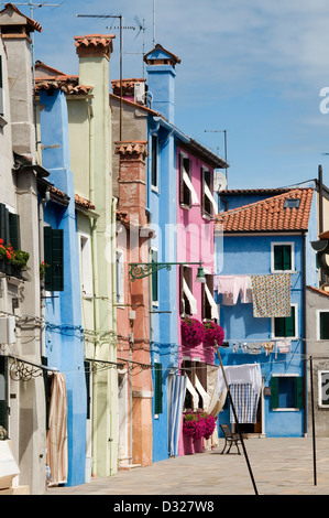 Häuser und Wäsche auf Campo Pescheria, Burano, Venedig, Italien. Stockfoto