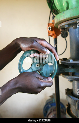Nahaufnahme eines afrikanischen Händen schließen ein Tippen auf mechanische Ausrüstung Stockfoto