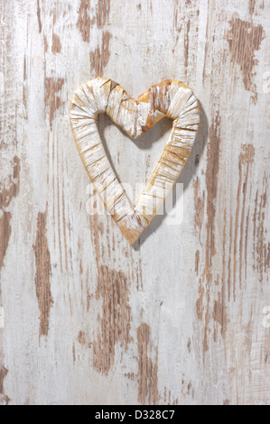 Grunge-Herz der Liebe auf Holz und Baum Stockfoto