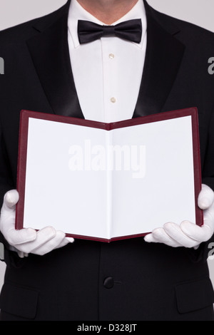 Kellner halten offen ein leeres Menü für Sie Sie hinzufügen eigener Text für Lebensmittel oder eine Weinkarte. Stockfoto
