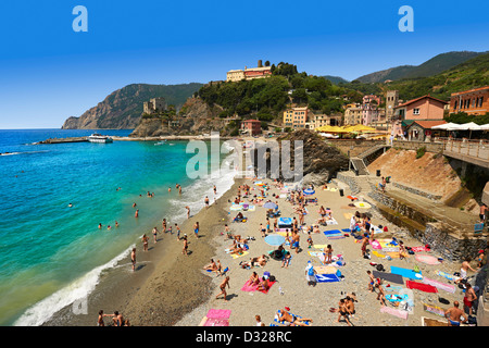 Bilder von Touristen, die zum Sonnenbaden am Strand von Monterosso al Mare, Nationalpark Cinque Terre, Ligurien, Italien Stockfoto