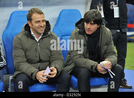 Deutschlands Assistenztrainer Hans-Dieter Flick (l) und Cheftrainer Joachim Loew vor freundlich Fußball match Frankreich vs. Deutschland im Stade de France in Paris, Frankreich, 6. Februar 2013. Foto: Andreas Gebert/dpa Stockfoto