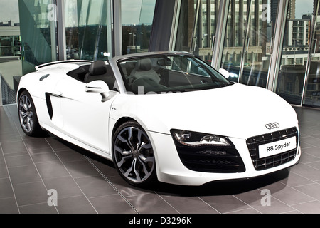 Weißen Audi R8 Spyder in Auto-Showroom, Richmond, England, UK Stockfoto