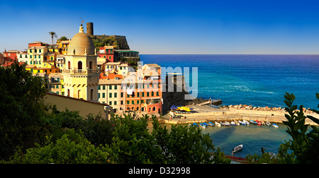 Foto von bunten Fischen beherbergt die Fischerei Hafen von Vernazza bei Sonnenaufgang, Nationalpark der Cinque Terre, ligurische Riviera, Italien. Stockfoto