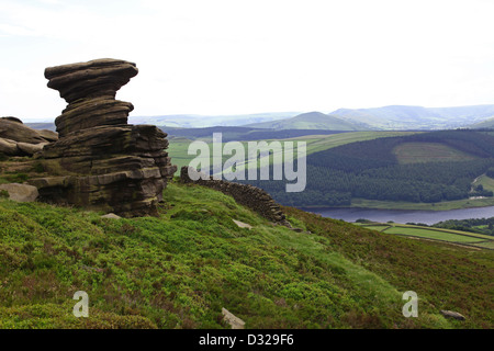 Das Salz Keller verwitterte Sandstein Felsen Formen Derwent Rand Ladybower Reservoir Peak District Nationalpark Derbyshire England Stockfoto