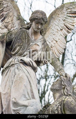 Statue auf einem Friedhof im Herbst Stockfoto