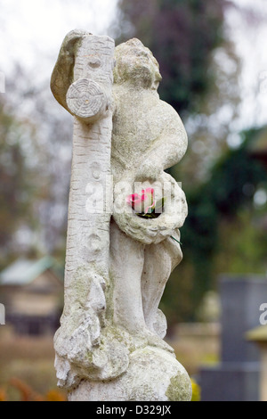 Statue auf einem Friedhof im Herbst Stockfoto