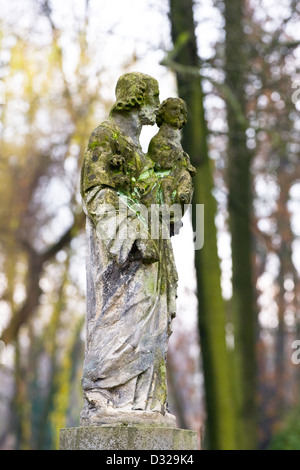 Statue auf einem Friedhof im Herbst Stockfoto