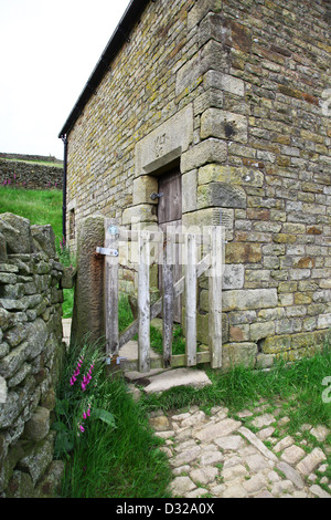 Ein Datum auf ein Sturz auf eine Scheune am hohen Haus Bauernhof Ladybower Vorratsbehälter Peak District Nationalpark Derbyshire England Stockfoto