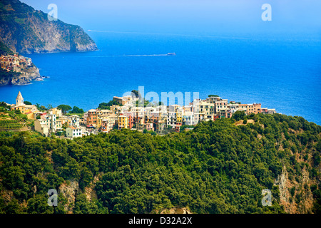 Foto der Hügel Dorf Corniglia, Nationalpark der Cinque Terre, Ligurien, Italien Stockfoto