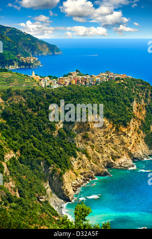 Foto der Hügel Dorf Corniglia, Nationalpark der Cinque Terre, Ligurien, Italien Stockfoto