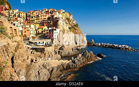 Foto von der Fischerei Hafen von Manarola, Nationalpark Cinque Terre, Ligurien, Italien Stockfoto