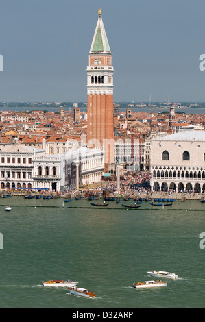 Piazza San Marco und der Campanile, Markusplatz, Venedig, Italien. Stockfoto