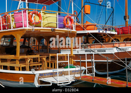 Traditionelle türkische Gulets, die in Turgutreis Marina festgemacht sind. Turgutreis, Halbinsel Bodrum, Provinz Mugla, Türkei. Stockfoto