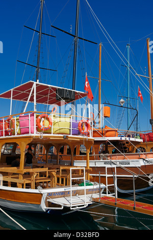 Traditionelle türkische Gulets, die in Turgutreis Marina festgemacht sind. Turgutreis, Halbinsel Bodrum, Provinz Mugla, Türkei. Stockfoto