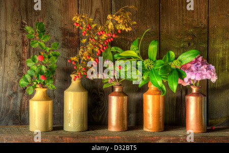 Stillleben-Bild von getrockneten Blumen in rustikale Vase verwitterte Holz Hintergrund Stockfoto