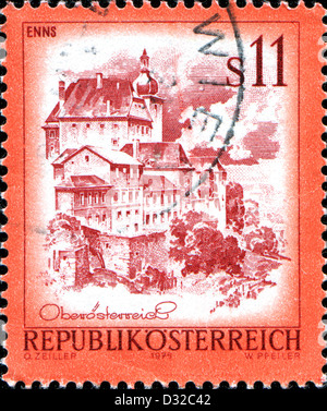 Österreich - ca. 1976: Eine Briefmarke gedruckt in Österreich zeigt Enns, aus der Serie "Sehenswürdigkeiten in Österreich", ca. 1976 Stockfoto