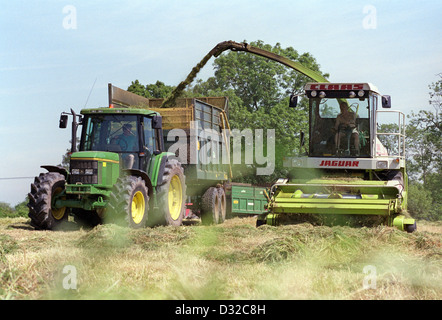 Silage-Ausschnitt-Maschine und Traktor, Barston, Warwickshire, England Stockfoto