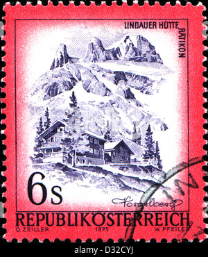 Österreich - ca. 1975: Eine Briefmarke gedruckt in Österreich zeigt Lindauer Hütte Ratikon, aus der Serie "Sehenswürdigkeiten in Österreich", ca. 1975 Stockfoto