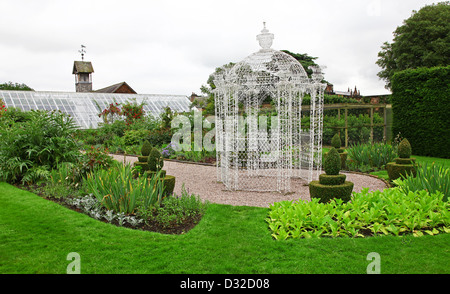 Ein hoch dekorierter Laube, hergestellt aus weiß lackiertem Wirework im Küchengarten Arley Hall Gardens Cheshire England UK Stockfoto