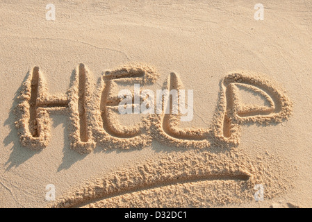 Hilfe in den Sand am Strand geschrieben Stockfoto